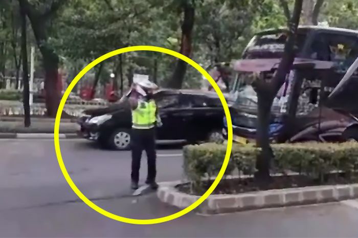 Video, supir bus sudah ketar-ketir, saat  di depannya seorang petugas polisi seperti hendak menyetop, ternyata bukan mau diberhentikan 