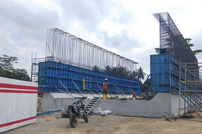 Proses kontruksi membangun Box UnderPass (BUP) Tol Yogyakarta-Bawen yang sedang berjalan di Banyurejo, Tempel.