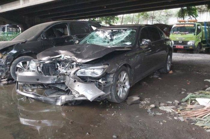 Sedan BMW dengan nomor polisi B 1507 WBI terparkir di kolong jembatan wilayah Lenteng Agung, Jagakarsa, Jakarta Selatan (11/2/2023).