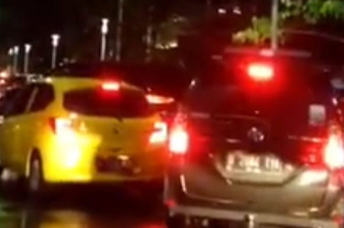 Pengerusakan mobil Brio di jalan Senopati Jakarta Selatan