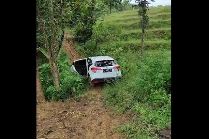 Kondisi Honda HR-V putih yang nyasar di kebun warga Desa Wukirsari RT 02 RW 01, Kecamatan Tambakromo, Pati.