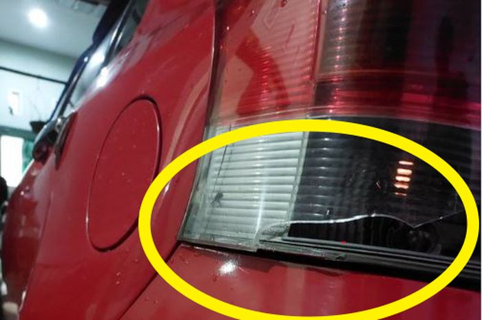 Tangkap layar kerusakan di bagian belakang Toyota Yaris Bakpao, pemilik mobil enggak mau berdamai dengan si penabrak.