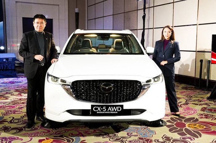 Managing Director Ricky Thio dan Marketing and Communications GM Pramita Sari dengan New Mazda CX-5 