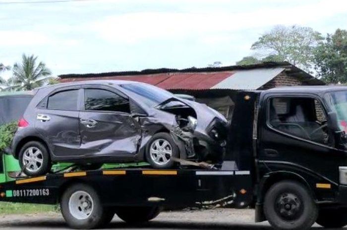 Honda Brio yang mengalami lakalantas di Jalan Soekarno Hatta, Bandar Lampung, Senin (13/02/2023). 