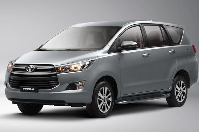 penampakan mobil baru Toyota Innova Diesel 2023 yang masih dijual di dealer.