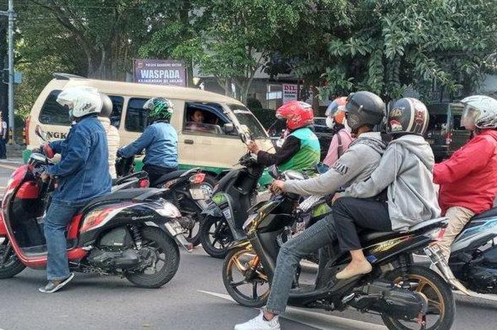 Simpang lieur di Jl Belitung-Lombok kota Bandung, Jawa Barat diaktifkan lagi karena semrawut dan rawan kecelakaan