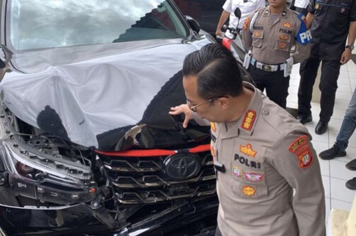 Mobil diesel Toyota Fortuner hitam yang digunakan Giorgio Ramadhan menabrak Honda Brio milik Ari Widianto di Senopati, Kebayoran Baru, Jakarta Selatan