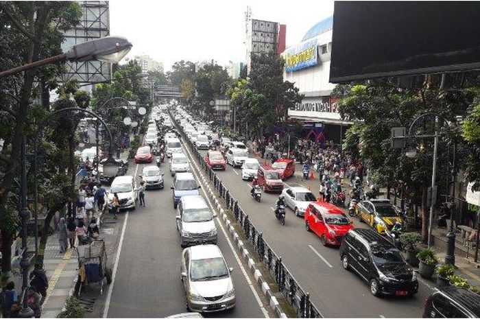 Kondisi lalu lintas di Jl Merdeka, kota Bandung, Jawa Barat