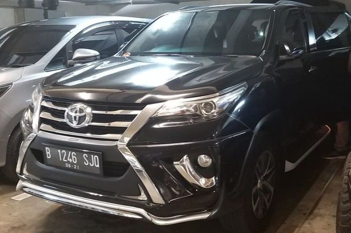 Komisi Pemberantasan Korupsi (KPK) melelang dua unit mobil Toyota Fortuner dan dan satu unit Avanza milik terpidana korupsi Lissa Rukmi Utari (14/2/2023).