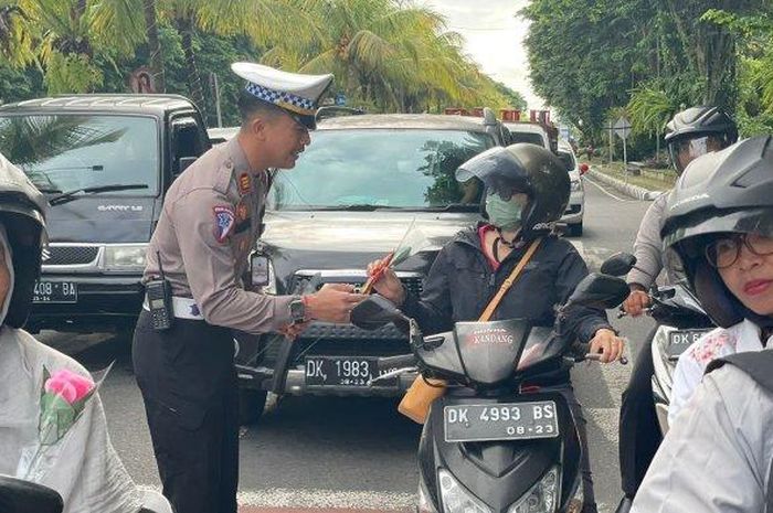 Para pengendara mungkin bingung saat didatangi polisi di momen Valentine, padahal mau dikasih bunga, coklelat hingga helm buat anak-anak, Selasa (14/02/2023).