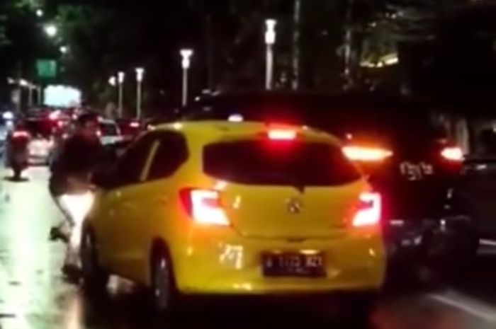 Sopir Toyota Fortuner yang anarkis merusak Honda Brio kuning di Senopati, Jakarta Selatan sudah jadi tersangka.