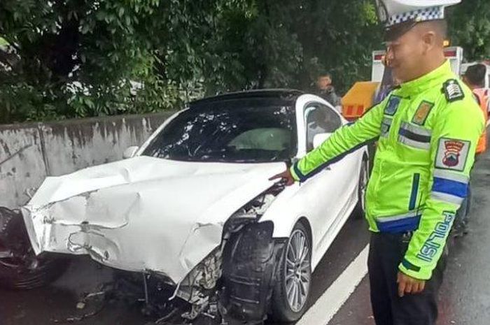 Kondisi Mercedes-Benz C300 Coupe C205 usai tabrak beton pembatas tol Gayamsari Semarang