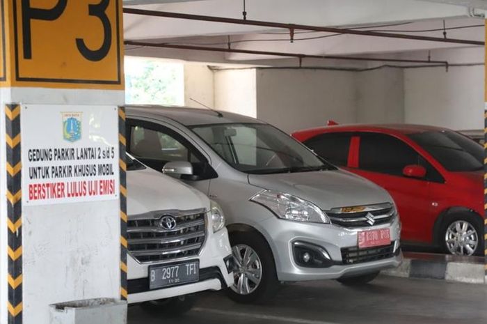 11 lokasi parkir di Jakarta berlakukan tarif mahal untuk mobil tak lolos uji emisi