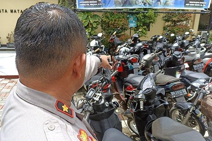 Kasat Lantas Polresta Mataram, Kompol Bowo Tri Handoko menunjukan 94 motor yang disita dari Jalan Udayana, Kota Mataram, pada Senin (13/02/2023). 