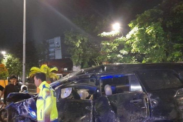 Kondisi kerusakan mobil dinas Toyota Innova Pemda Gowa berjenis kijang Innova yang kecelakaan maut di Jalan AP Pettarani, Makassar, Selasa (14/02/2023).