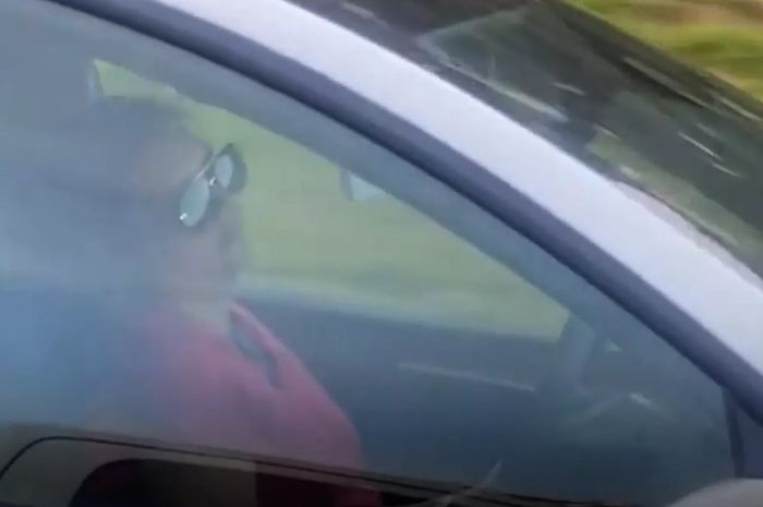 Pengemudi Tesla Model Y bikin panik pengguna jalan tol lainnya, karena terlihat sedang tertidur di balik kemudi.
