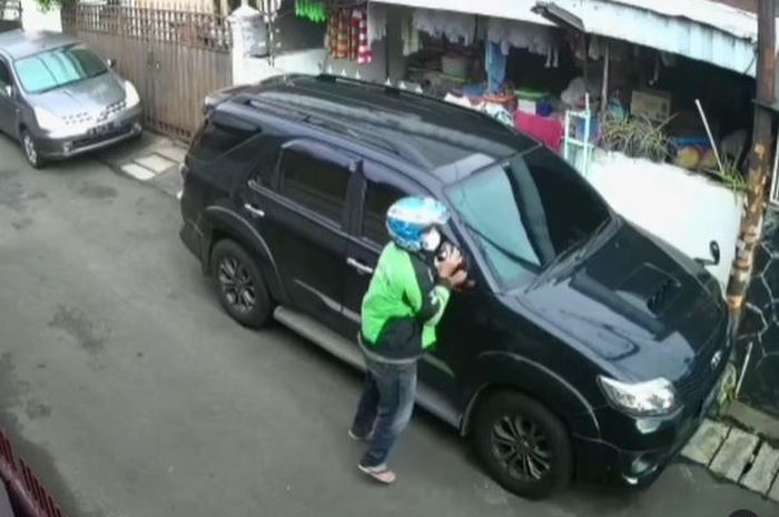 Rekaman CCTV maling beratribut ojek onine memotek spion Toyota Fortuner di Jl Jeruk Bali, Kebon Jeruk, Jakarta Barat