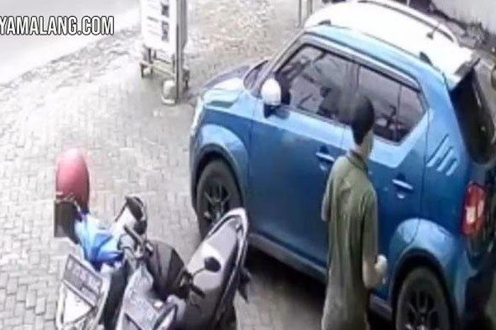 Terduga pelaku mengambil Suzuki Ignis milik Aditya di Jalan Mayjen Panjaitan Kecamatan Klojen Kota Malang, Sabtu (11/02/2023).