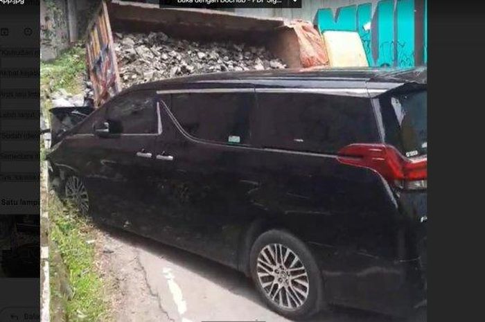 Toyota Alphard tertimpa muatan batu split dari dump truck gagal nanjak di Jl Sagu, Jagakarsa, Jakarta Selatan