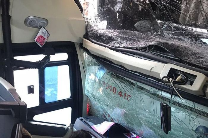 Kondisi salah satu bus yang terlibat kecelakaan beruntun dengan bus rombongan murid dan guru SMPN 4 Tangerang di tol Jakarta-Cikampek