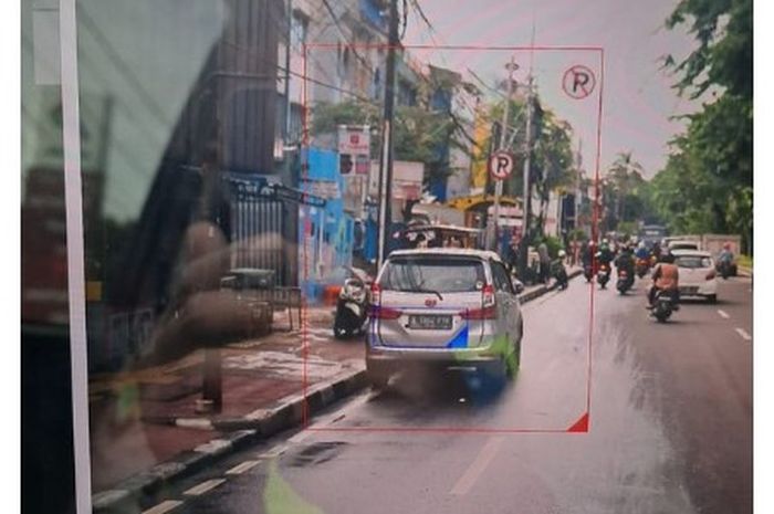 Toyota Avanza yang terjepret kamera E-TLE Mobile Satlantas Metro Jakarta Pusat.