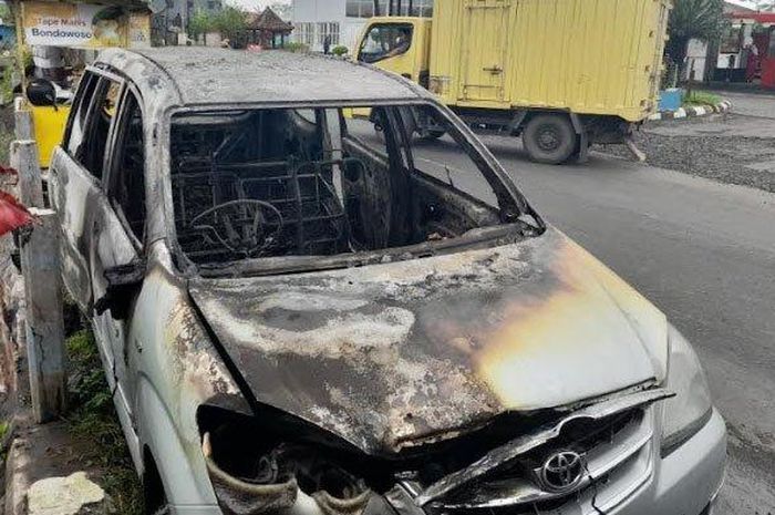 Toyota Avanza terbakar di SPBU desa Petahunan, Sumbersuko, Lumajang, Jawa Timur
