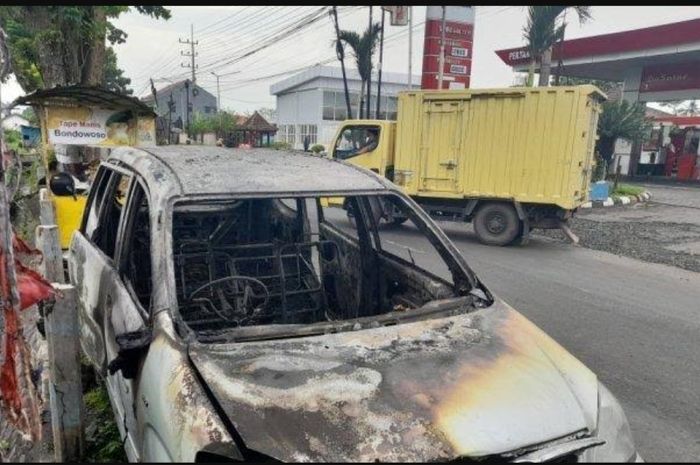 Mobil minibus berisi tiga jeriken BBM yang diduga Toyota Avanza terbakar di depan SPBU wilayah Lumajang, Jawa Timur.