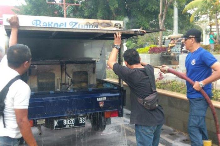 Daihatsu Gran Max yang dipakai dagang Zuppa Soup dikocor air pemadam karena terbakar saat sampai alun-alun Pati, Jawa Tengah