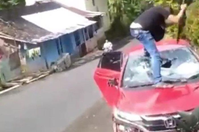 Oknum Polisi anggota Ditresnarkoba Polda Jawa Tengah,  Briptu Agung Setiyo Wibowo hancurkan Honda Jazz GK5 miliknya sendiri di Nglimut, Kendal