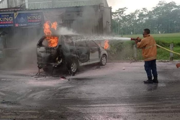 Toyota Avanza berakhir gosong dilalap api di dekat SPBU wilayah Lumajang, pada Rabu (15/02/2023).