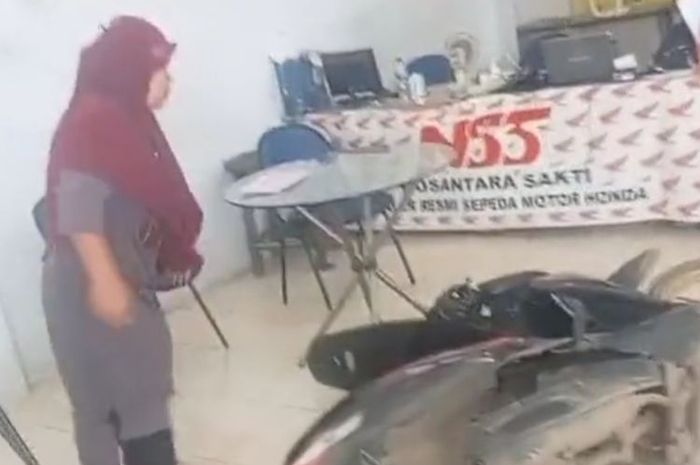 Cuplikan video emak-emak labrak kantor leasing PT Nusantara Sakti (NSC Finance) di Brebes, Jawa Tengah, gebuki dan banting Honda Vario 125