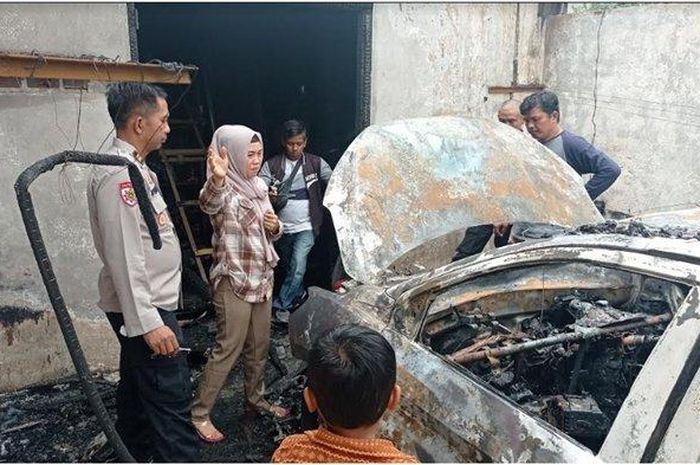 Hendiyati (dua dari kiri) pemilik Suzuki Ertiga yang terbakar misterius di garasi