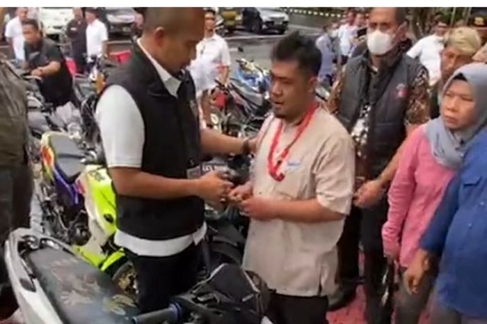 Polda Metro Jaya kembalikan motor milik korban kejahatan. 