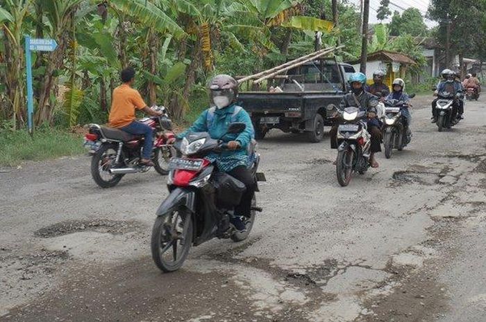 Sejumlah kendaraan bermotor melintas di Jalan Sunan Pandanaran yang rusak berlubang dan bergelombang di Jiwo Kulon, Trotok, Wedi, Klaten, Kamis (16/02/2023).