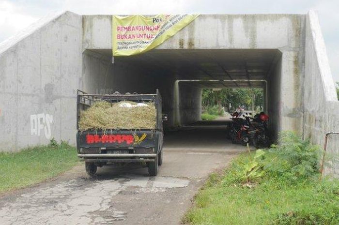 Terowongan Jalan Tol Yogyakarta-Solo diprotes warga, soalnya enggak bisa dilewati bus.