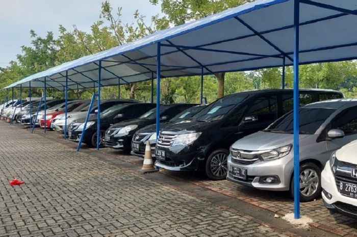 Ilustrasi pilihan mobil matic bekas., di dealer mobkas.