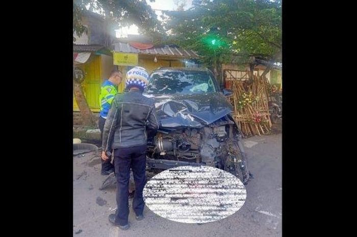 Kondisi Toyota Fortuner hancur lebur usai tabrakan dengan Honda Civic di perempatan Jl Palasari-Jl Lodaya, Lengkong, kota Bandung, Jawa Barat