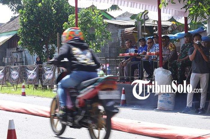 Gelaran bertajuk AL 21 Rookie Drag Bike Piala Kapolres ini digelar di Sirkuit Non Permanen Jalan Diponegoro, Kelurahan Joho, Kecamatan/Kabupaten Sukoharjo atas inisiasi Polres Sukoharjo