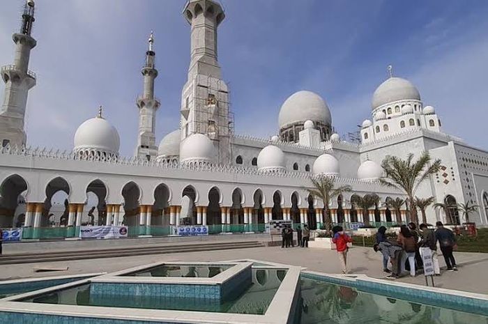 Masjid Raya Sheikh Zayed di Solo.