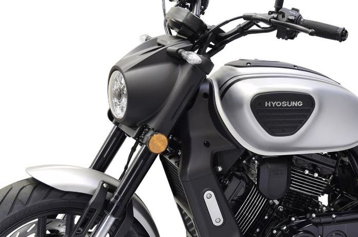 Penampakan motor baru Hyosung GV250DRA, cruiser bermesin V-Twin ala moge Harley-Davidson Nightster.
