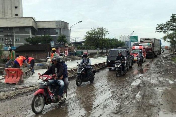 Perbaikan jalur Pantura masih terus dikebut, guna mengejar target selesai sebelum mudik Lebaran 2023 mendatang.