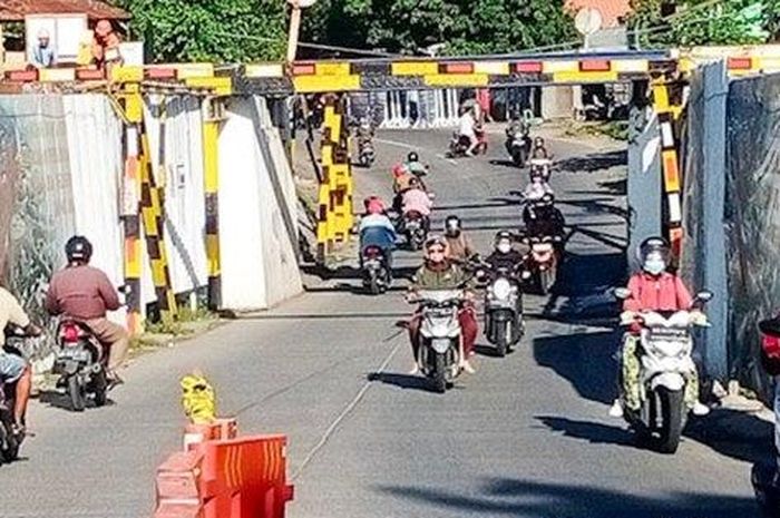Akses Underpass Gilingan, Kota Solo yang seharusnya ditutup, malah masih bisa dilewati sejumlah motor, pada Senin (20/02/2023).