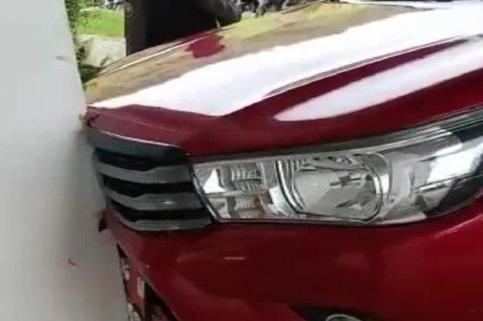 Toyota Hilux pelat merah BA 35 N sengaja ditabrakan ke tembok, tercatat mobil dinas Kasatpol PP kota Padang Panjang