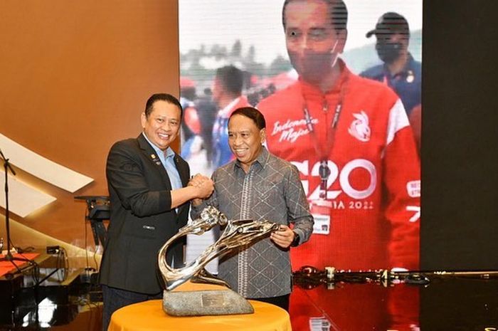 Bamsoet serahkan penghargaan Joko Widodo sebagai Bapak Otomotif Indonesia yang diwakili Menteri Pemuda dan Olahraga Zainudin Amali.