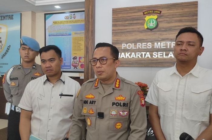 Kapolre Metro Jakarta Selatan, Kombes Pol Ade Ary Syam bersama jajaran saat konferensi pers kasus sopir Toyota Fortuner tertembak pistol majikan