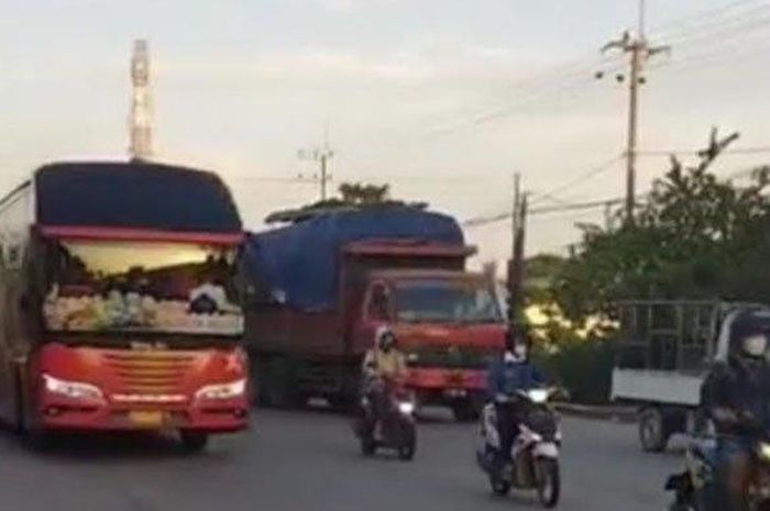 Aksi bus ngeblong yang terjadi di Jalan Duduk Sampeyan bikin warga kesal.