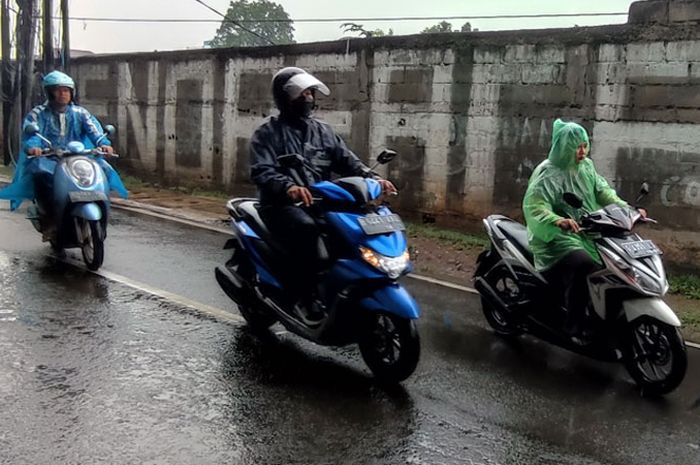 Pengendara motor saat kondisi hujan