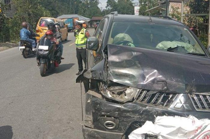 Mitsubishi Pajero Sport hancur disabet Daihatsu Xenia di jalur lintas Medan-Berastagi, desa Rambung Baru, Sibolangit, Deliserdang, Sumatera Utara
