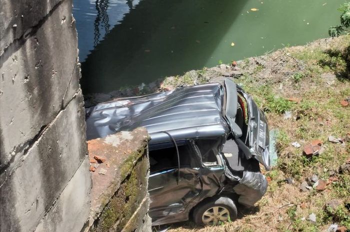 Toyota Avanza terjun ke kolong jembatan ByPass Prof Ida Bagus Mantra usai mental ditabrak truk dari belakang