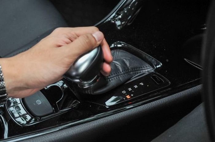 Ilustrasi tuas transmisi mobil matic.
